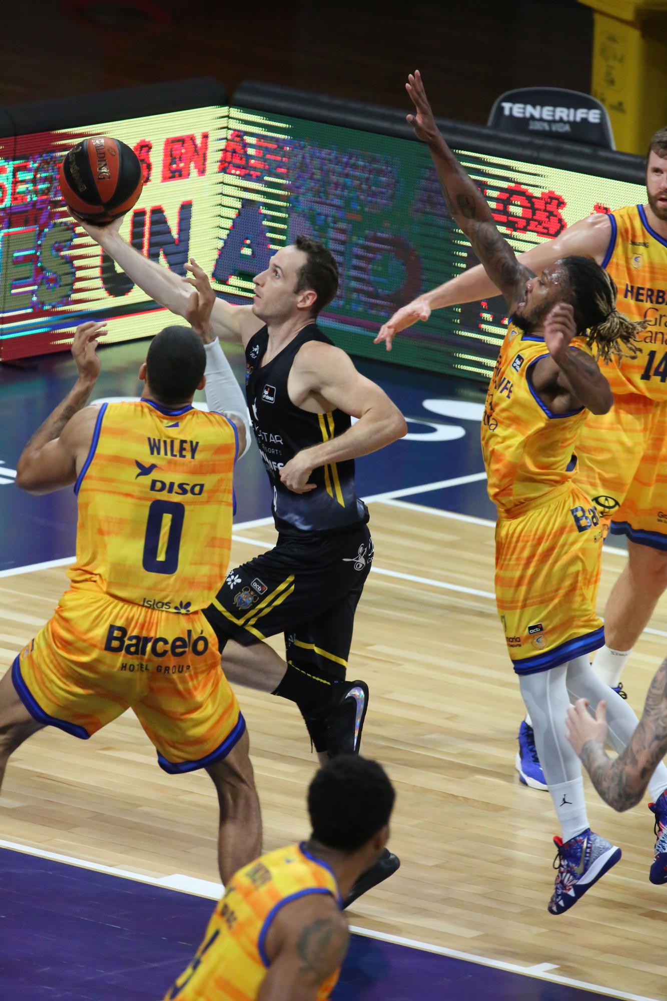 Imágenes del derbi Iberostar Tenerife-Herbalife Gran Canaria