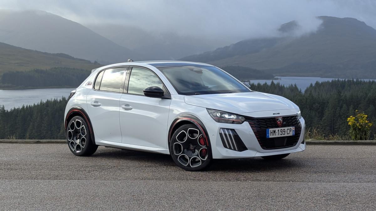 ¿Está el Peugeot E-208 GTi a la altura de sus míticas siglas?