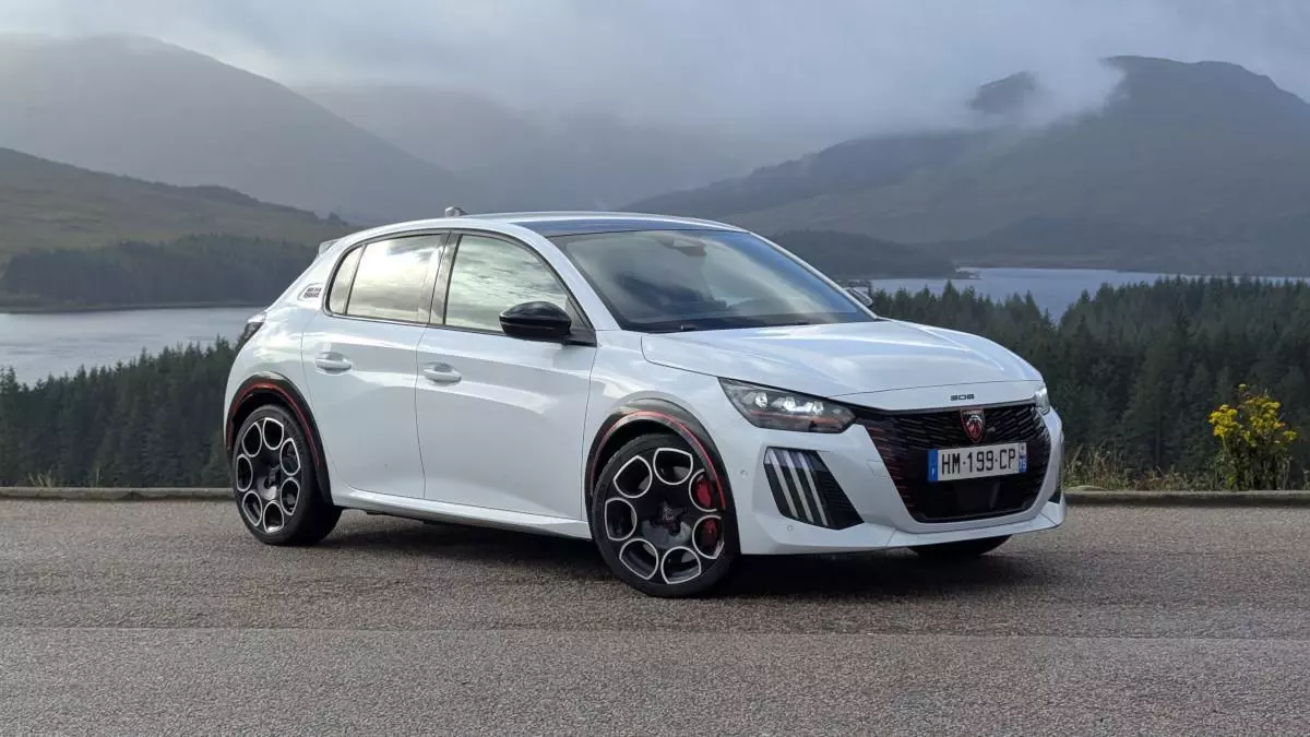 ¿Está el Peugeot E-208 GTi a la altura de sus míticas siglas?