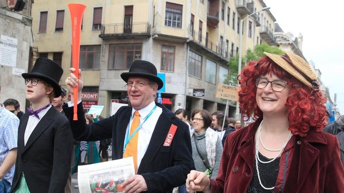 Manifestación del Partido del Perro de las Dos Colas de mofa a Orban en Budapest