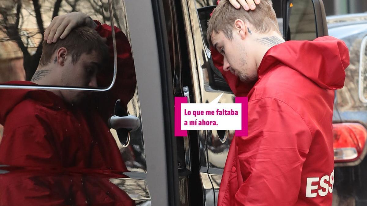 Justin Bieber cabizbajo con la mano en la cabeza