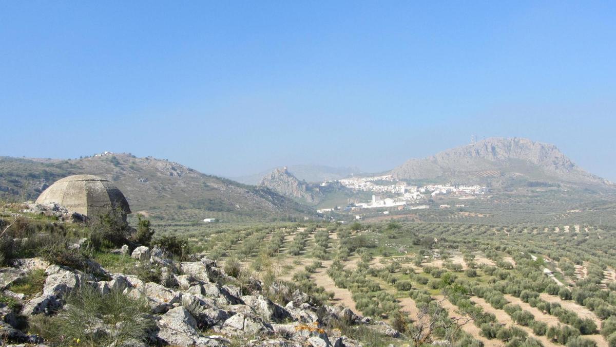 Luque, de fondo, con los búnkeres del Alamillo a un lado.