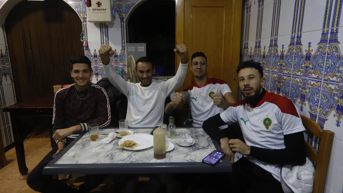 La afición marroquí se reúne en Russafa para ver el partido