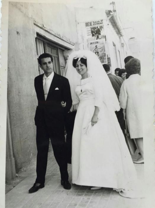 David Sanmartín García y Teresa Navarro Pascual el día de su boda, el 11 de marzo de 1962. Se casaron en la iglesia de El Salvador