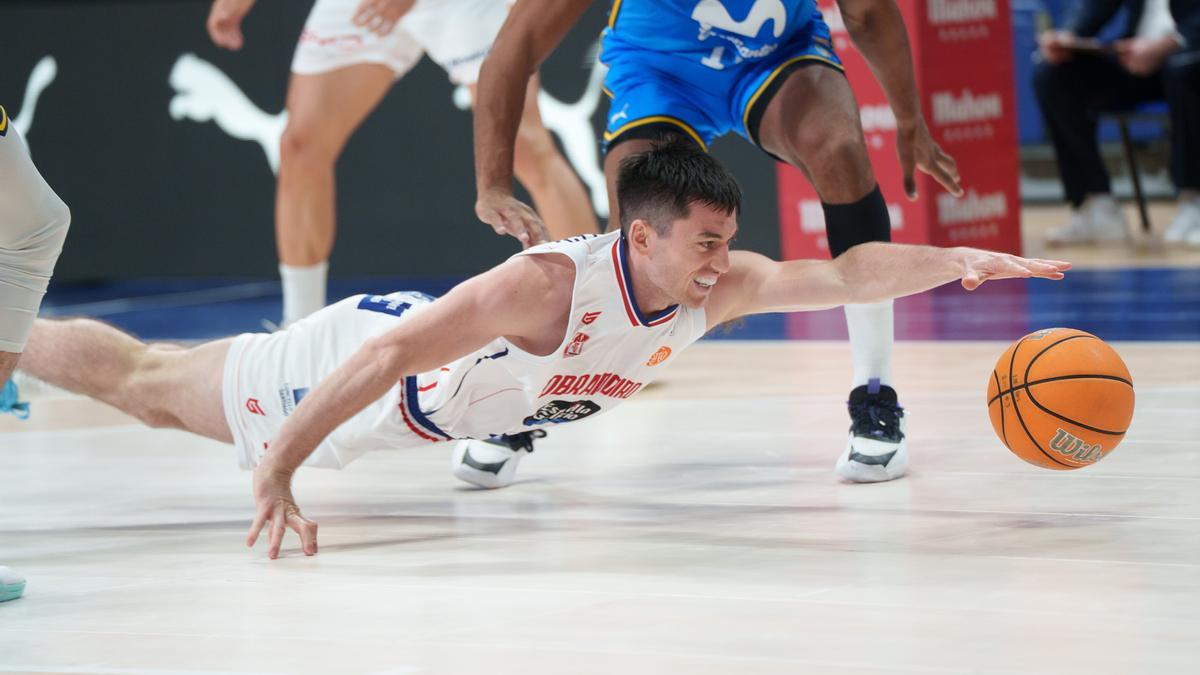 Alex Barcello lucha por la posesión del balón.