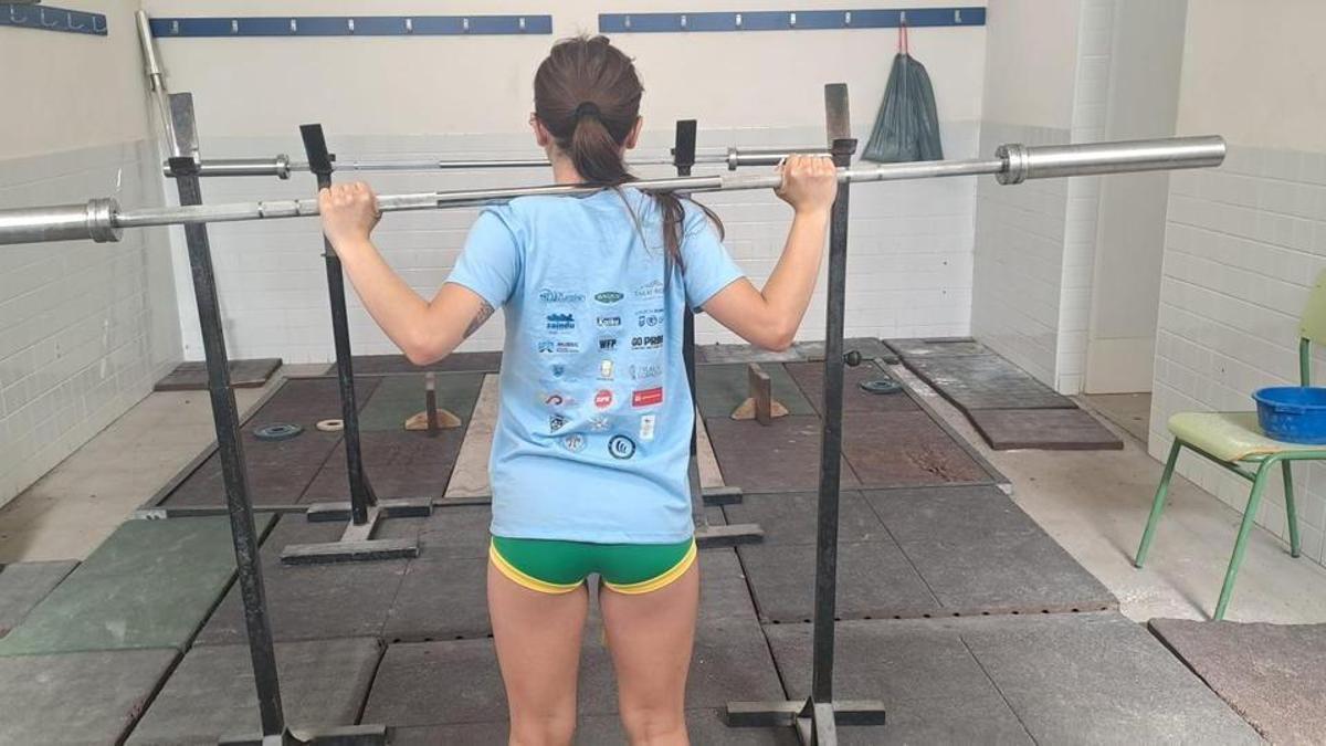 Una haltera del CH Tavernes en el espacio donde entrena, en una imagen de este lunes