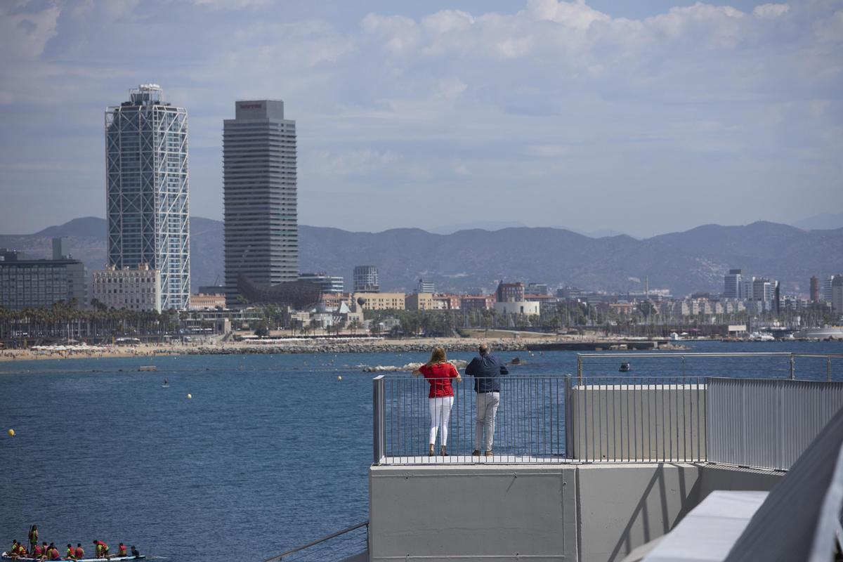 Barcelona estrena mirador y escaleras en la playa de Sant Sebastià