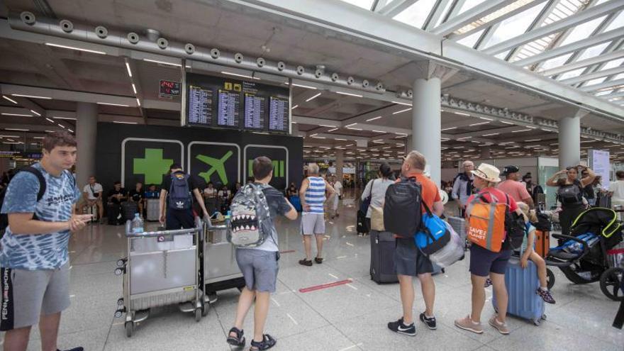 Algún que otro turista se quedó atónito al ver un aluvión de vuelos retrasados al mediodía por el mal tiempo.