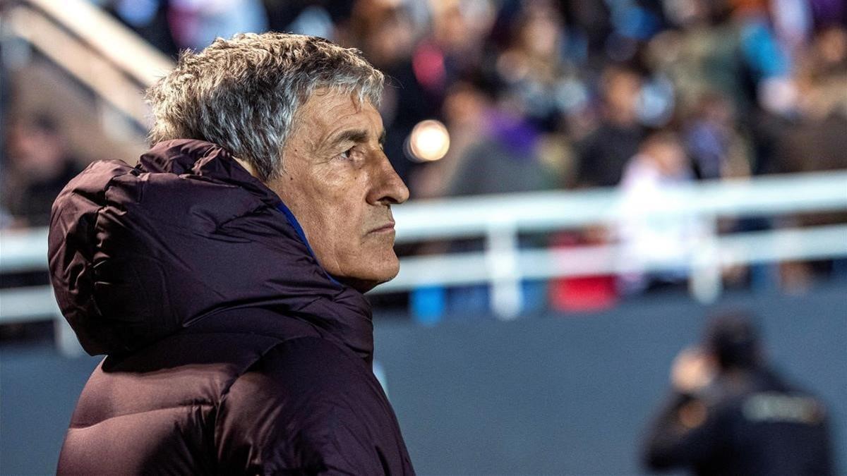 Quique Setién observa desde la banda el Ibiza-Barça de la Copa del Rey.