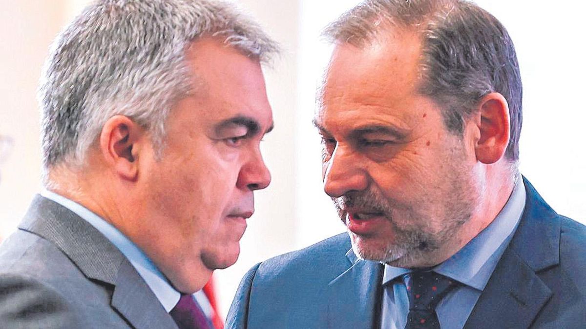 Los exdiputados socialistas, Santos Cerdán (i) y Jose Luis Ábalos (d), en una imagen de archivo.