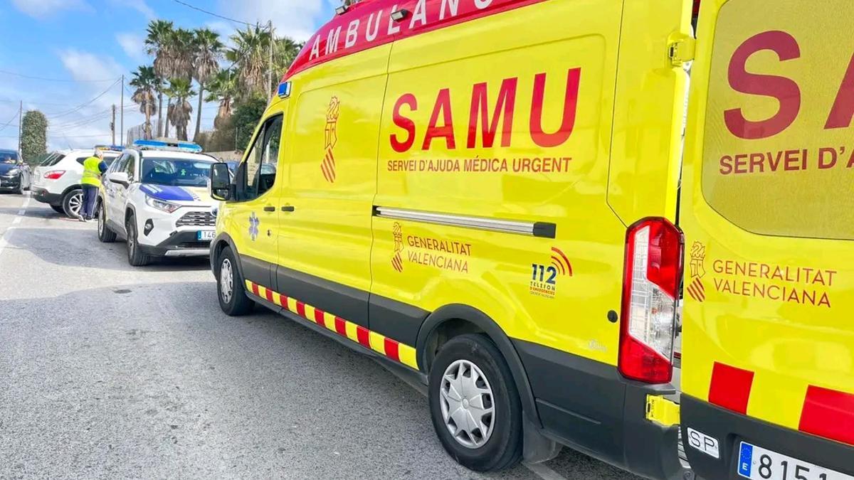 El equipo médico del SAMU ha atendido al motorista accidentado