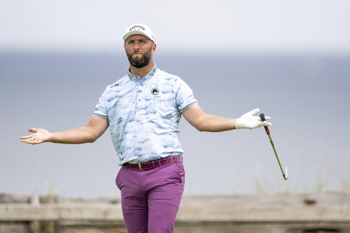Rahm se lamenta después de un golpe en el sexto hoyo, en la tercera jornada del Open Championship