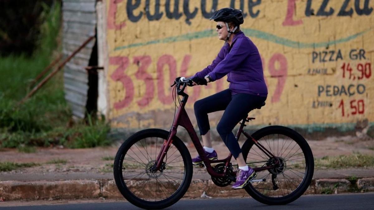 La presidenta de Brasil, Dilma Rousseff, en bicicleta por el Palacio Alvorada en Brasilia.