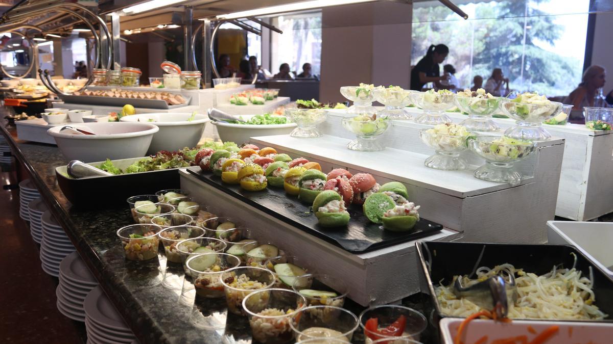 El bufet lliure de l&#039;hotel Samba de Lloret de Mar amb el menjar dividit en racions individuals per evitar malbaratament alimentari