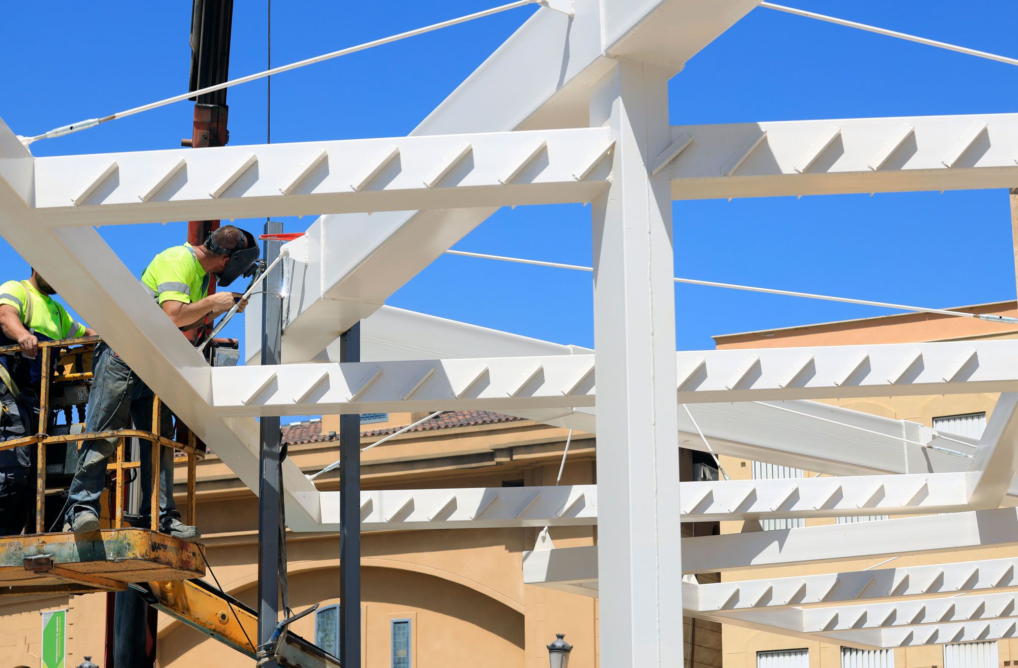 Imagen de los trabajos de desmontaje de la pérgola de Santo Domingo