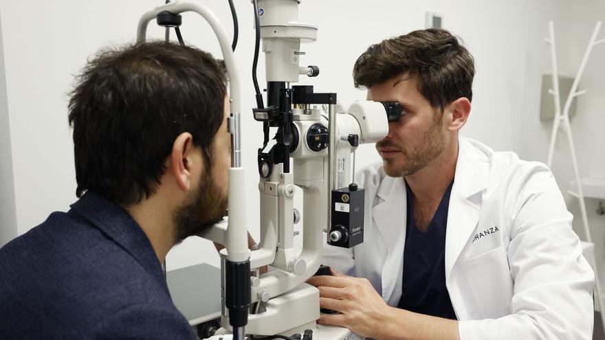 El doctor Francisco Barrero, con un paciente en lámpara de hendidura.