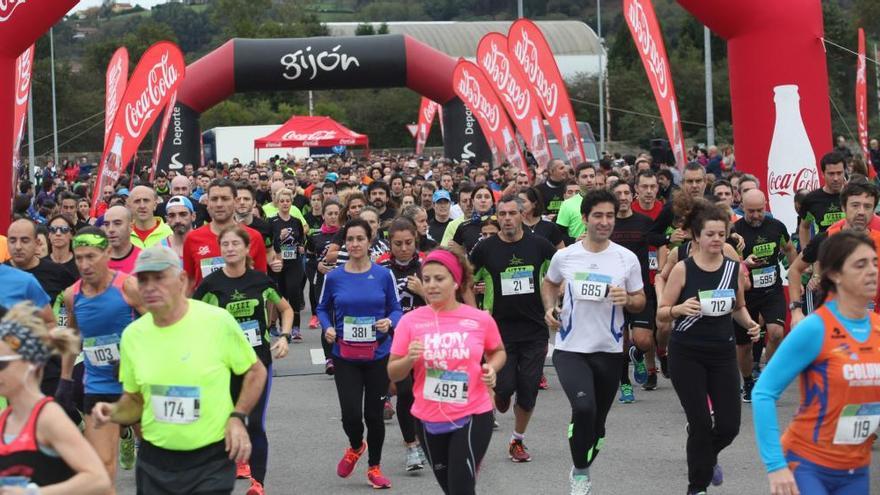 Hombres y mujeres participan en una carrera.