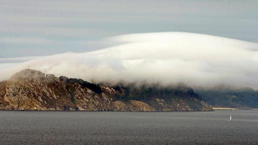 Las nubes y la niebla cubren las Islas Cíes // Marta G. Brea