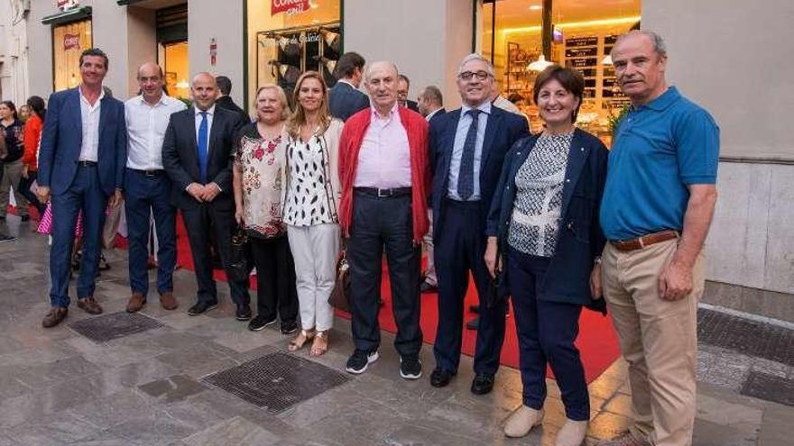 En el centro de la imagen, la presidenta de Coren Grill, María Gómez-Franqueira Otero, y el presidente de Coren, Manuel Gómez-Franqueira Álvarez, ayer en Málaga. // FdV