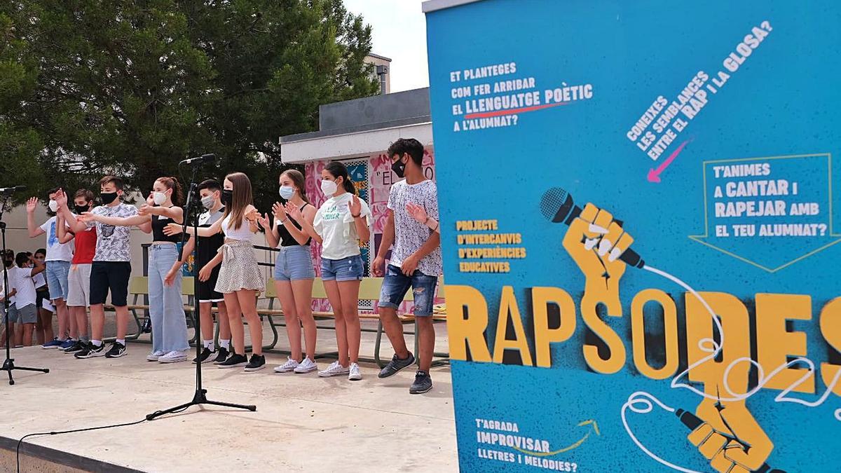 Uno de los grupos en el escenario del IES Monastil interpretando su rap en valenciano. | ÁXEL ÁLVAREZ