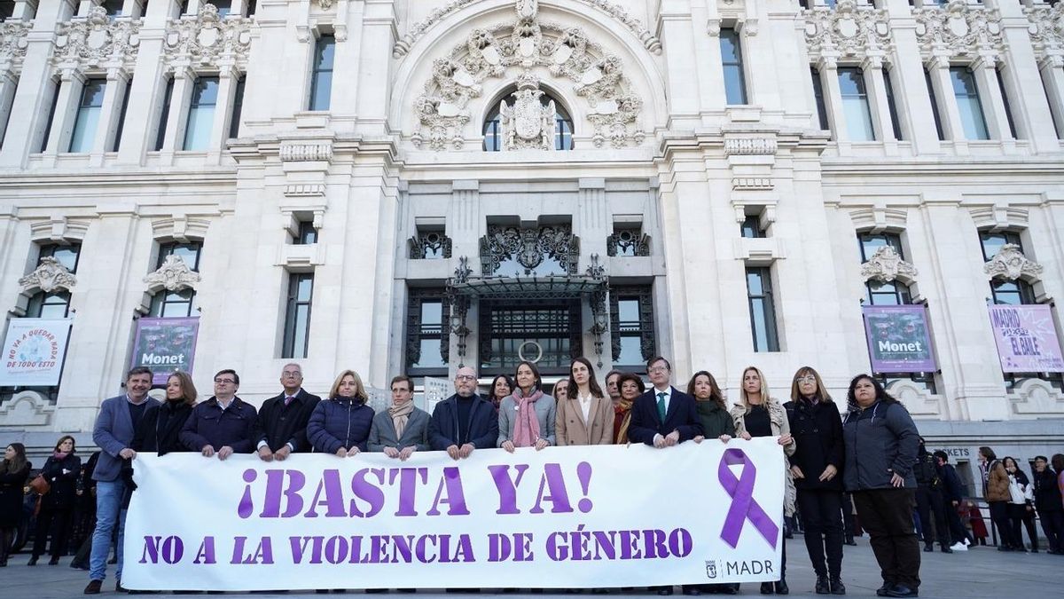 Minuto de silencio previo al acto institucional del 25N en Cibeles.