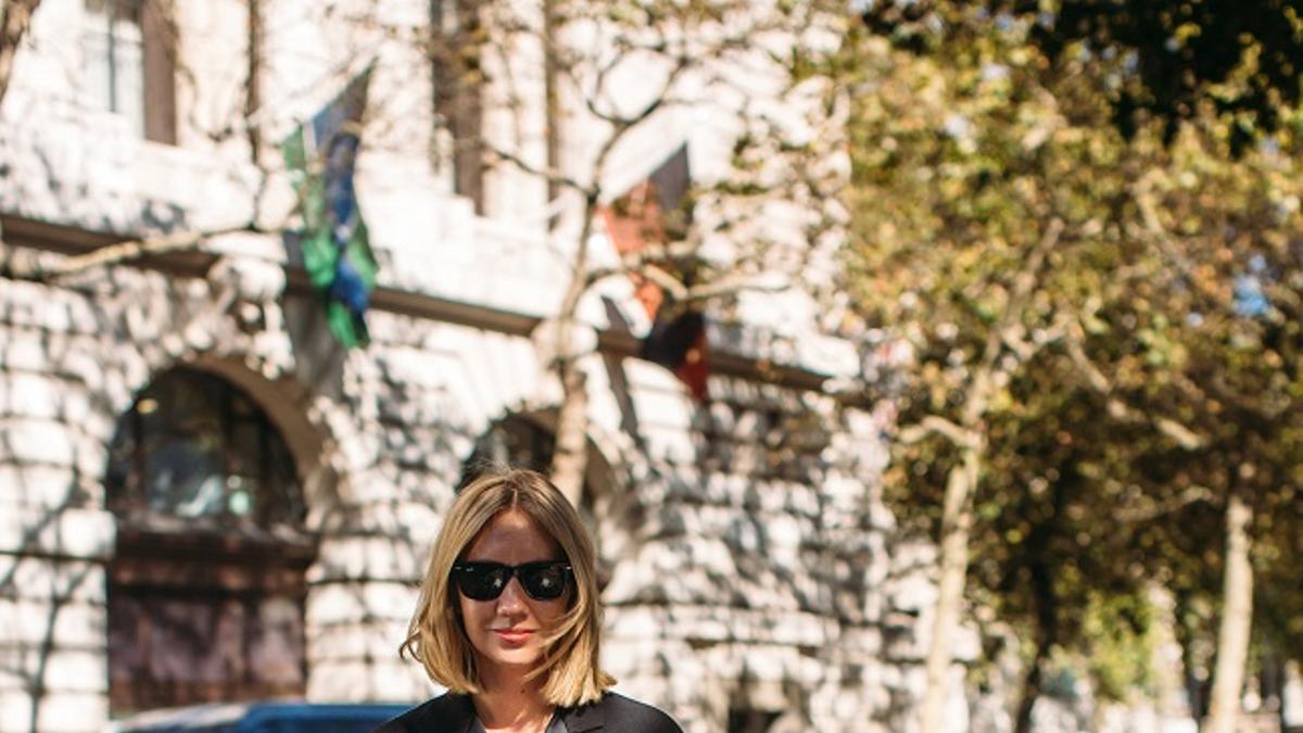 Look 'total black' con leggings hasta la rodilla, visto en el 'street style' de Londres