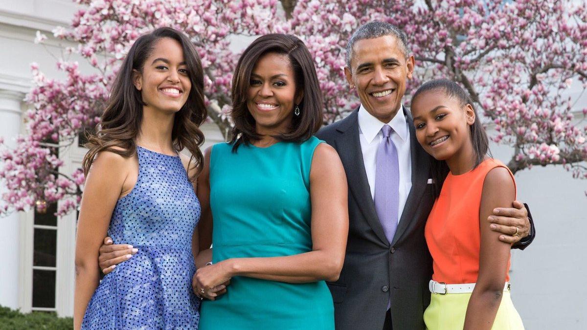 Barack y Michelle Obama con sus hijas, Malia y Sasha, en su felicitación de Pascua