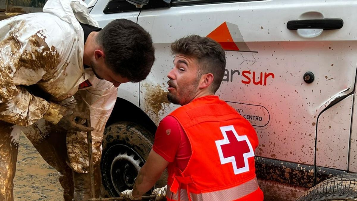 Voluntarios de Cruz Roja colaboran en las labores de limpieza en los municipios afectados por la DANA.