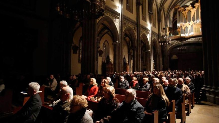 Público asistente, ayer, al concierto en la iglesia de Santo Tomás, con el órgano al fondo.