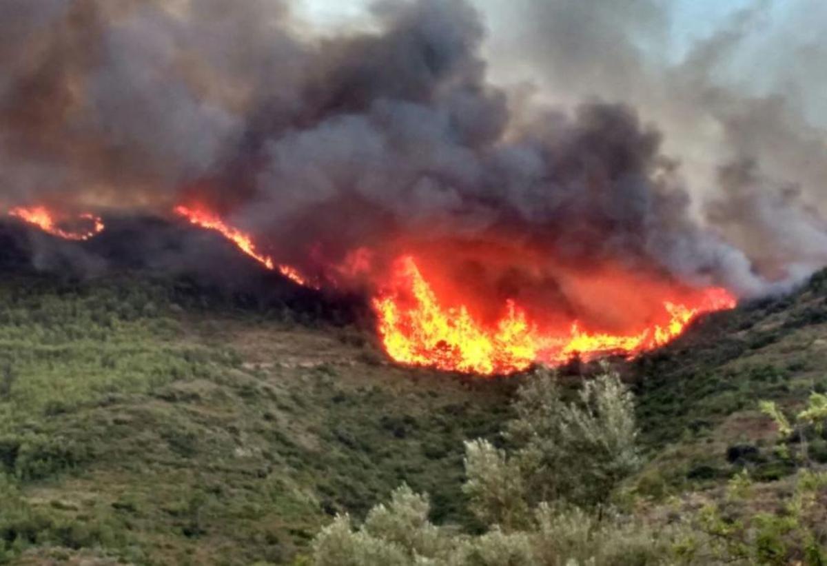 Un incendio amenaza la Calderona en Gátova