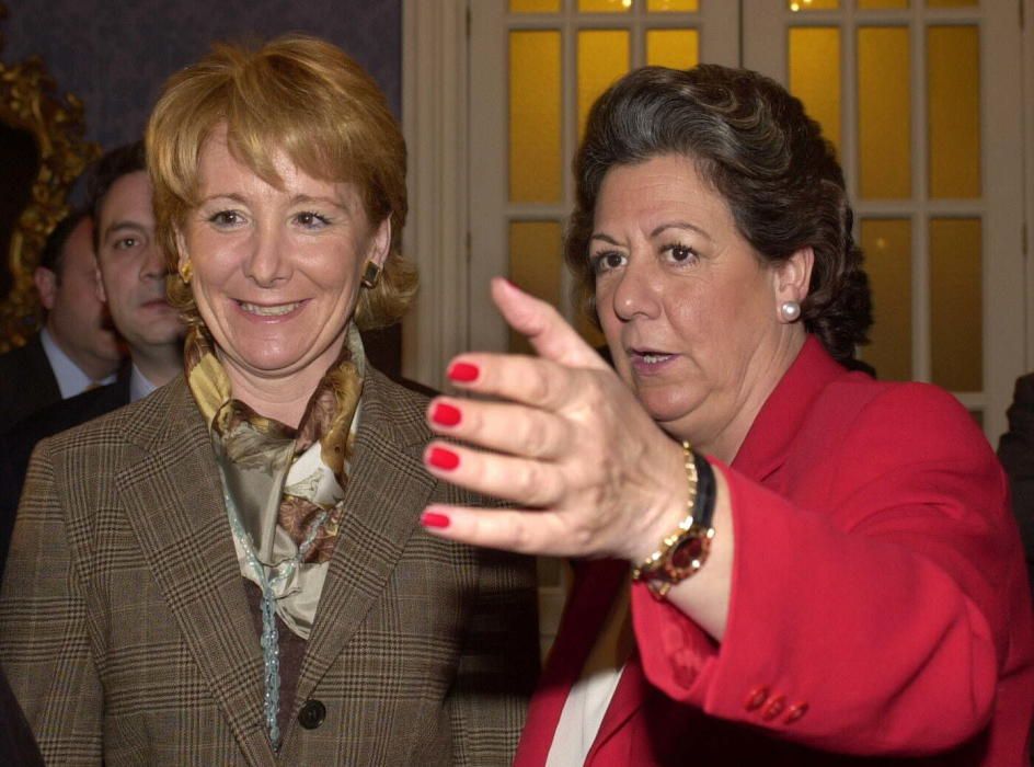 Esperanza Aguirre, cuando era presidenta del Senado, recibió a la Comisión Ejecutiva de la Federación Española de Municipios y Provincias, encabezada por la que era su presidenta, Rita Barberá, en 2001.