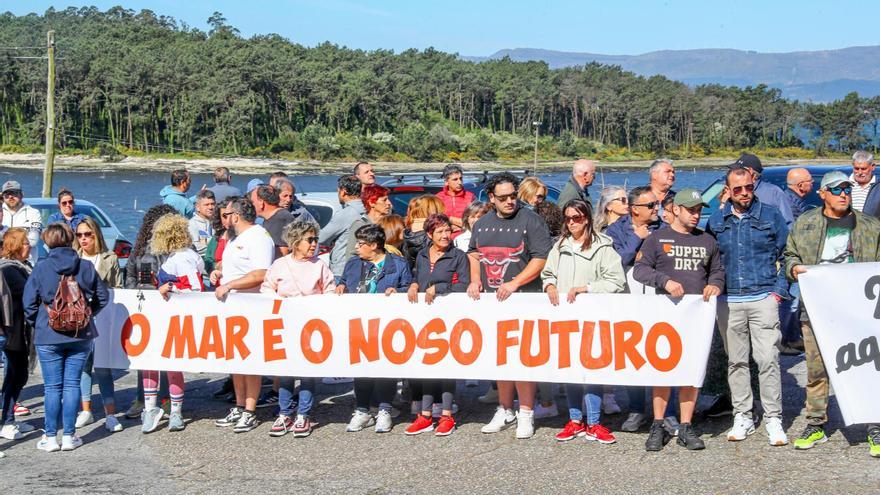 Un momento de la concentración organizada en Carril, con Cortegada, al fondo.