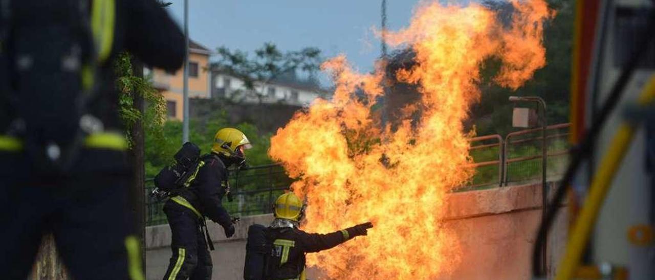 Efectivos de Bomberos de Pontevedra actúan en un escape de gas en A Caeira. // G.S.