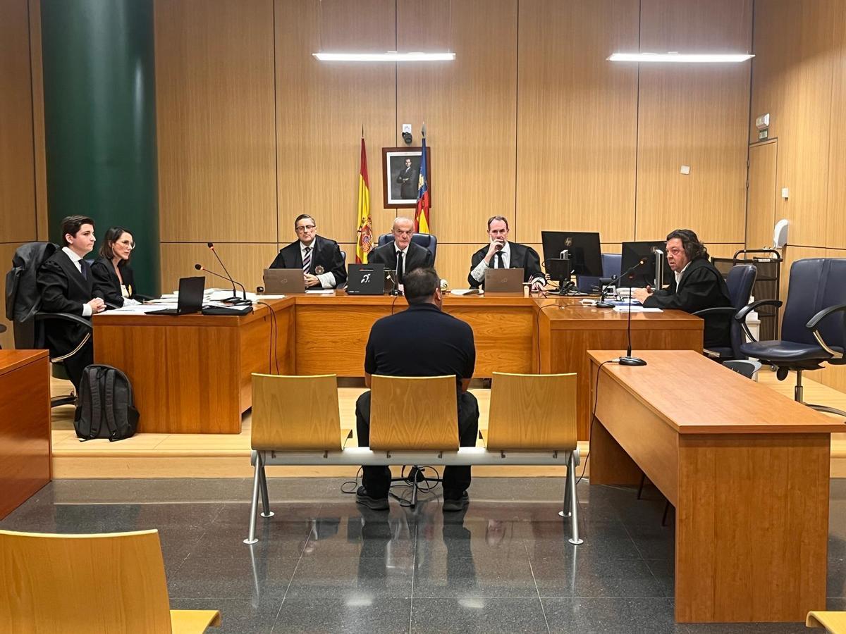 El acusado de estafar a un hotel de Gandia durante el juicio celebrado este lunes.