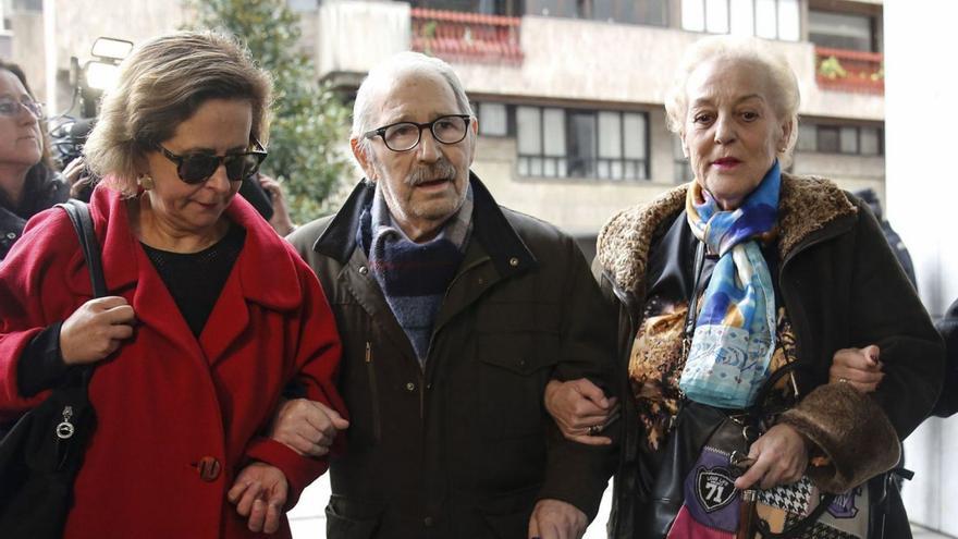 Ana Boto, José Ángel Fernández Villa y su mujer, María Jesús Iglesias, en 2017.