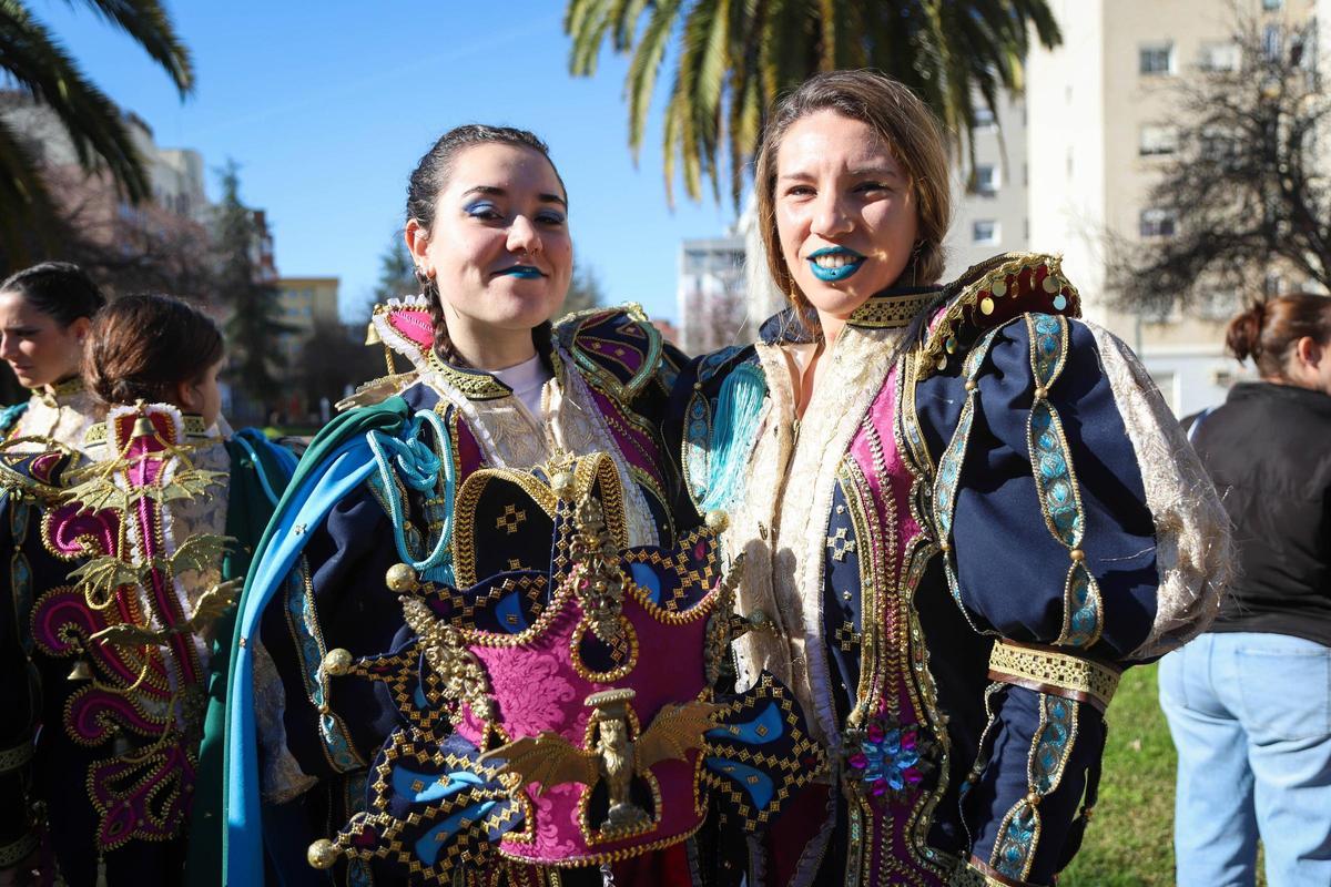 Inés y Laura, a la izquierda y derecha, de la comparsa Whanau antes del desfile en Valdepasillas.