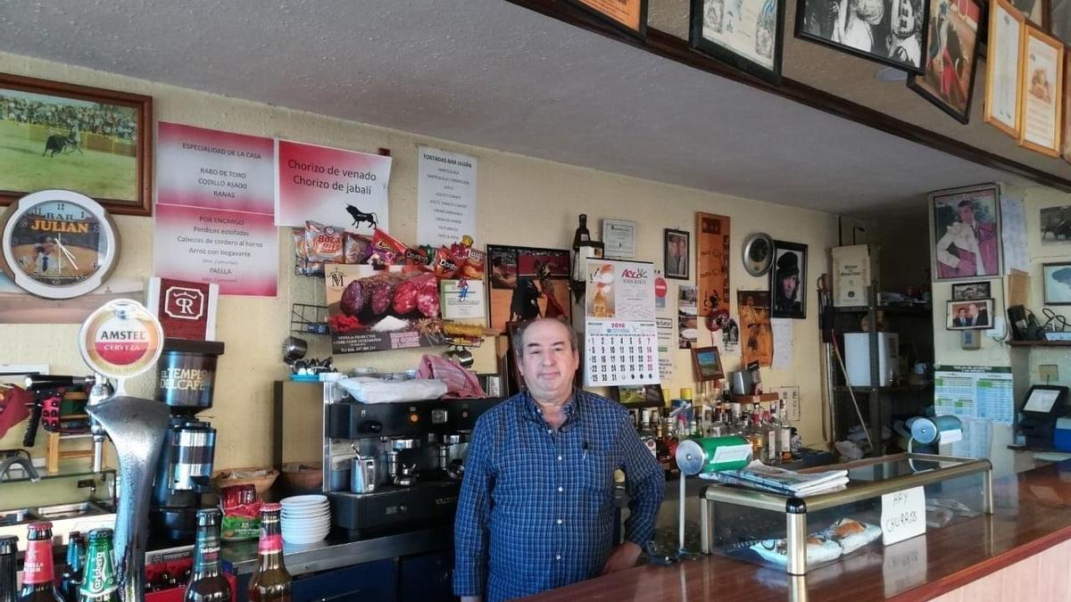 Julián Borrella, en su bar del barrio del Perú.