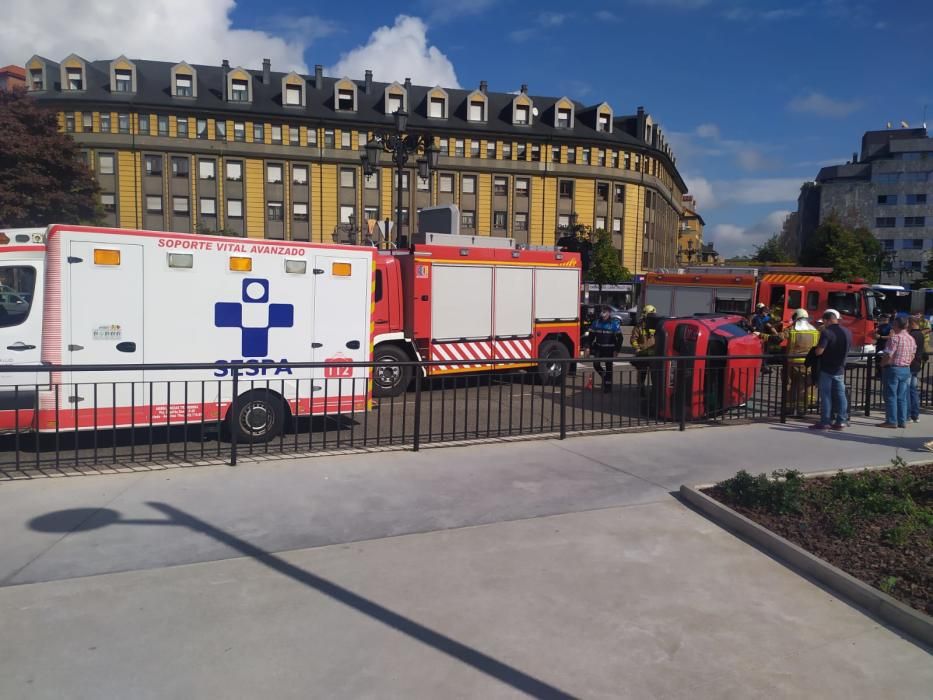 Vuelco de un vehículo en la plaza de la Cruz Roja