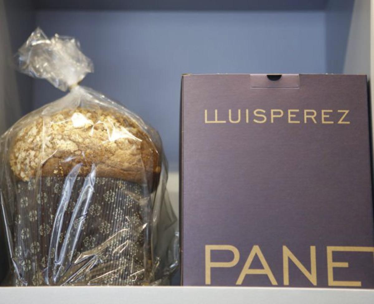 l Tannenbaum aus Schokolade mit Mandeln, Hasel-, Erd- und Walnüssen.  l Eine der von Lluís Pérez hergestellten Panettone-Varianten.   | FOTO: BENDGENS