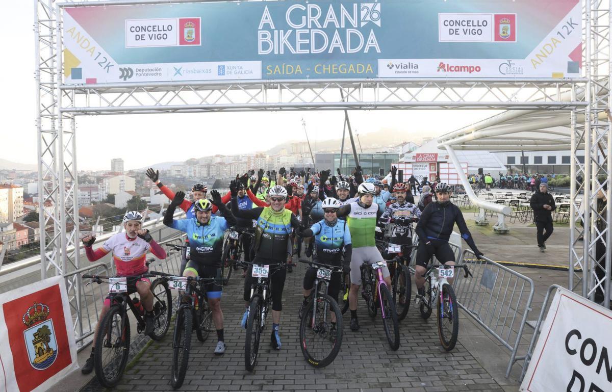 Los ciclistas, en la salida en Vialia.