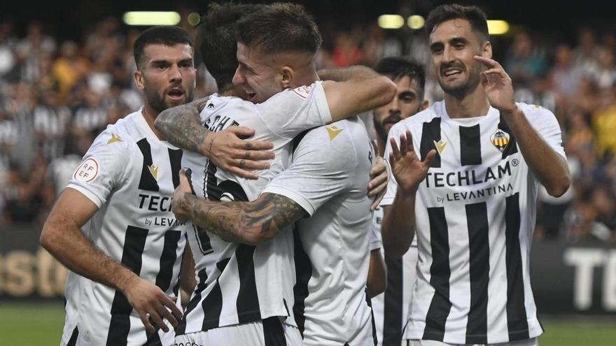 Los jugadores del Castellón celebran un gol en Castalia.