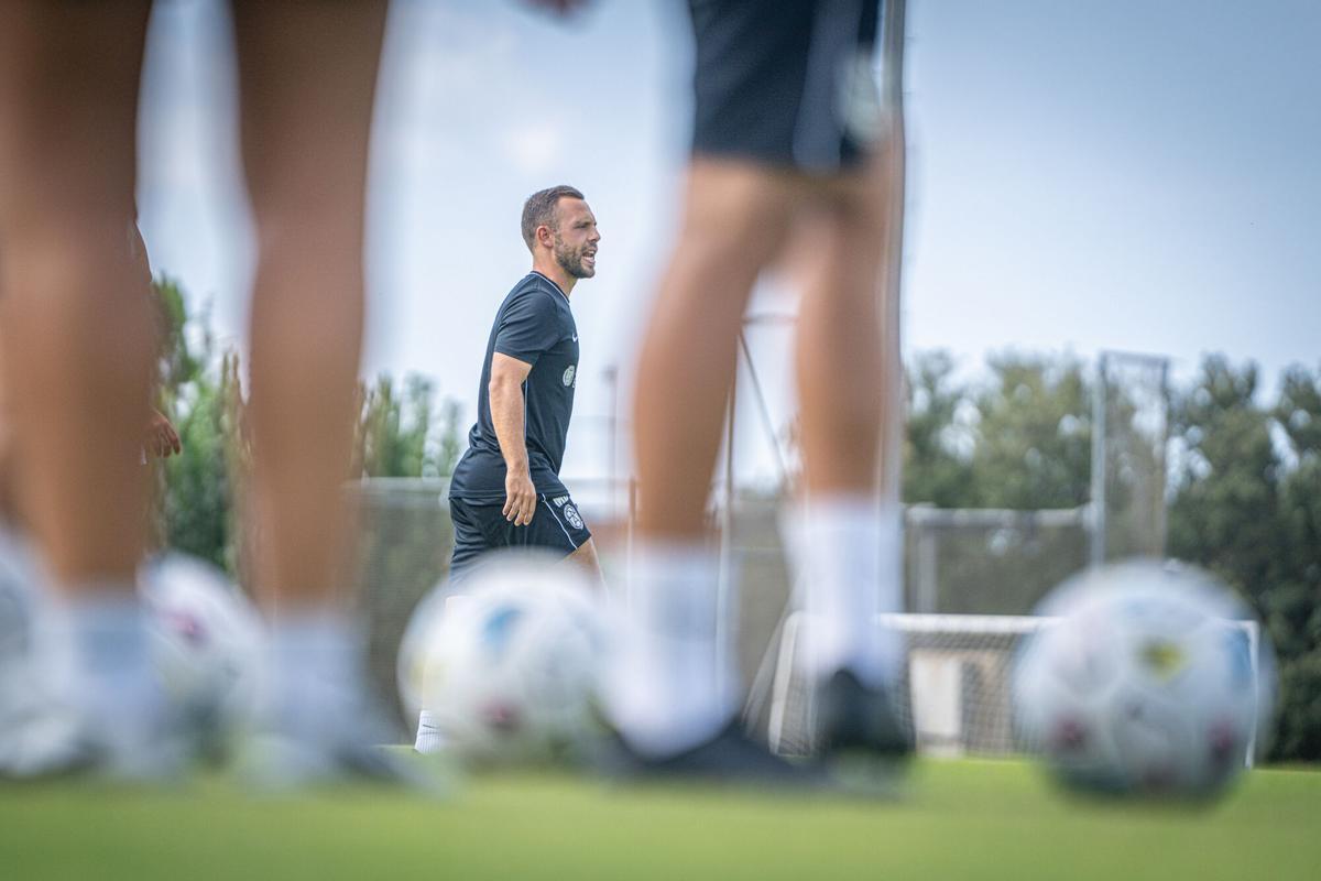 Marc Ballester, entrenador del Badalona Women, durante el entrenamiento del equipo en el CAR de Sant Cugat, previo al partido de este fin de semana contra el Athletic Club. A 27 de agosto de 2026. Deportes. AUTOR: MANU MITRU.