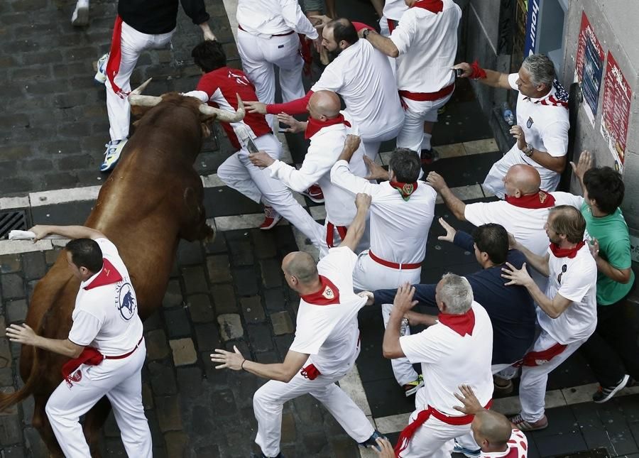 El segon dia dels Sanfermines comença amb un dels 'encierros' més llargs dels últims anys.