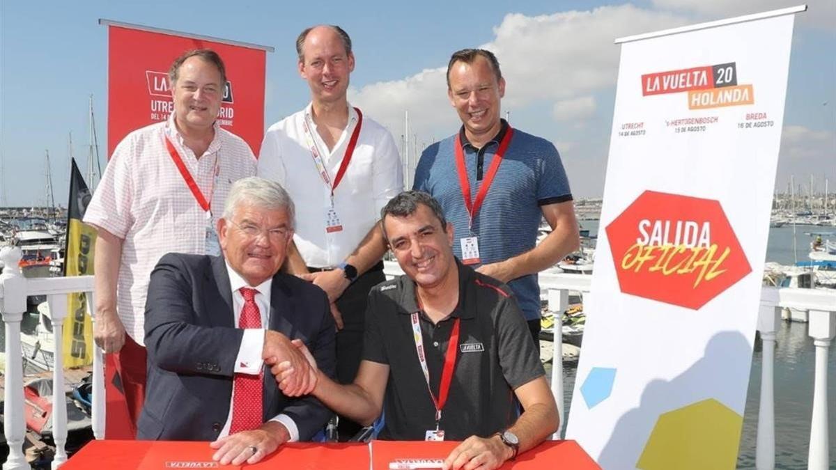 La firma del acuerdo para que la Vuelta saliera de los Países Bajos.