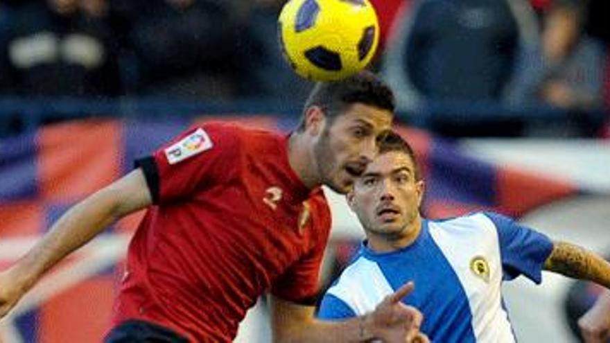El centrocampista portugués del Hércules Tiago Gomes (c) disputa un balón con el defensa de Osasuna Damiá Abellá (i), durante el partido correspondiente a la décima jornada de Liga celebrado hoy en el estadio Reyno de Navarra.