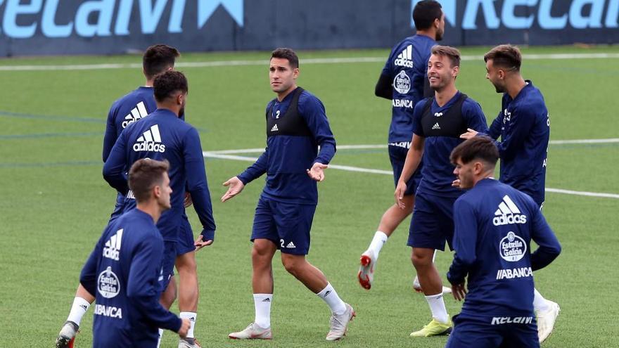 Un instante del entrenamiento del Celta de ayer en A Madroa. // Marta G. Brea