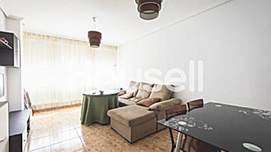 200.000 € Venta de piso en Casas Baratas (Cáceres) 101 m2, 3 habitaciones, 2 baños, 1.980 €/m2...