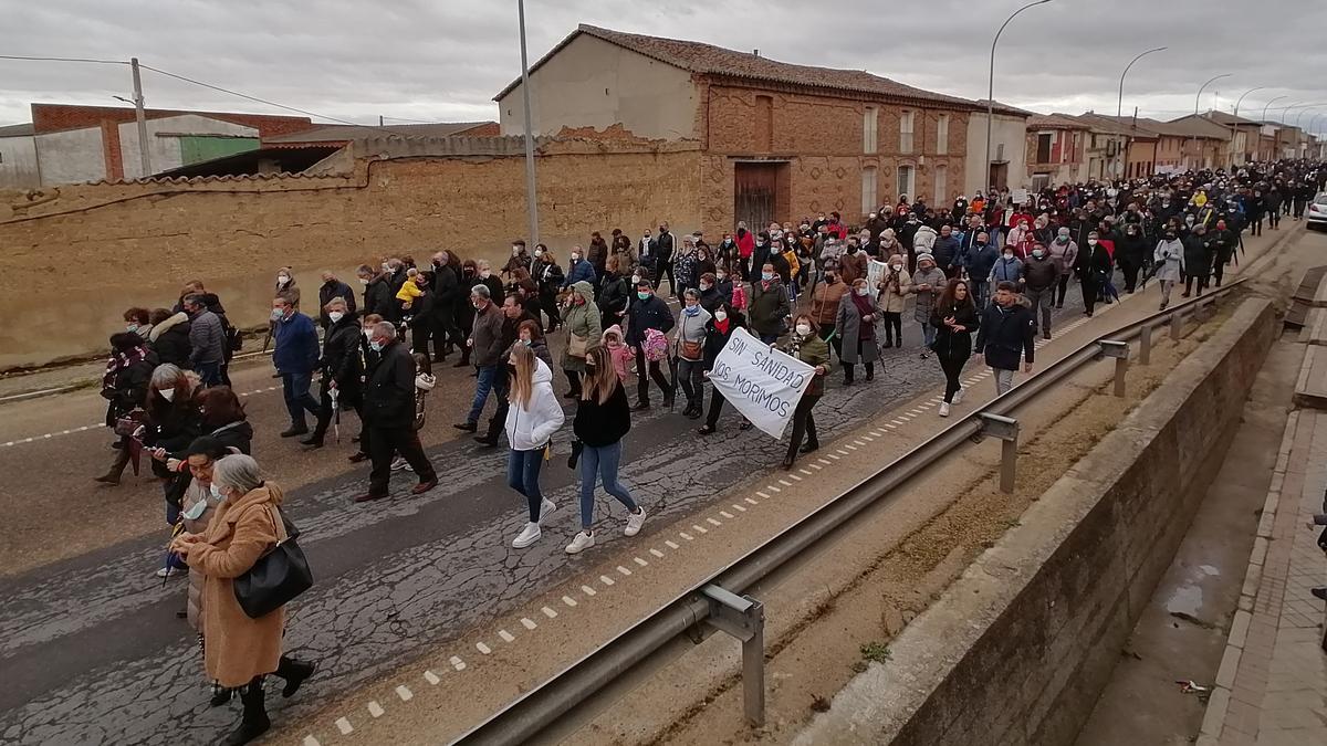 Manifestantes cortan la carretera N-122 en un tramo que discurre por Morales de Toro