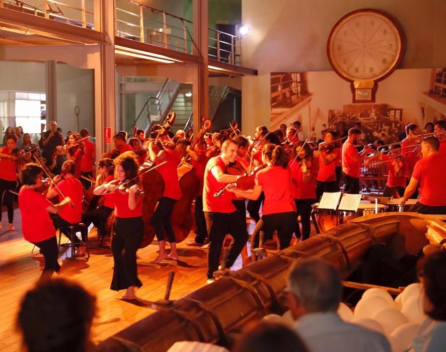 Los músicos de la Ensemble Galería interpretan la quinta Sinfonía de memoria en  un espectáculo integral.