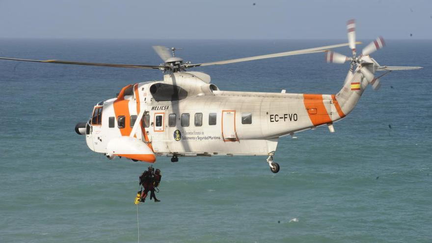 El &#039;Helimer Galicia&#039;, durante una operación de rescate.